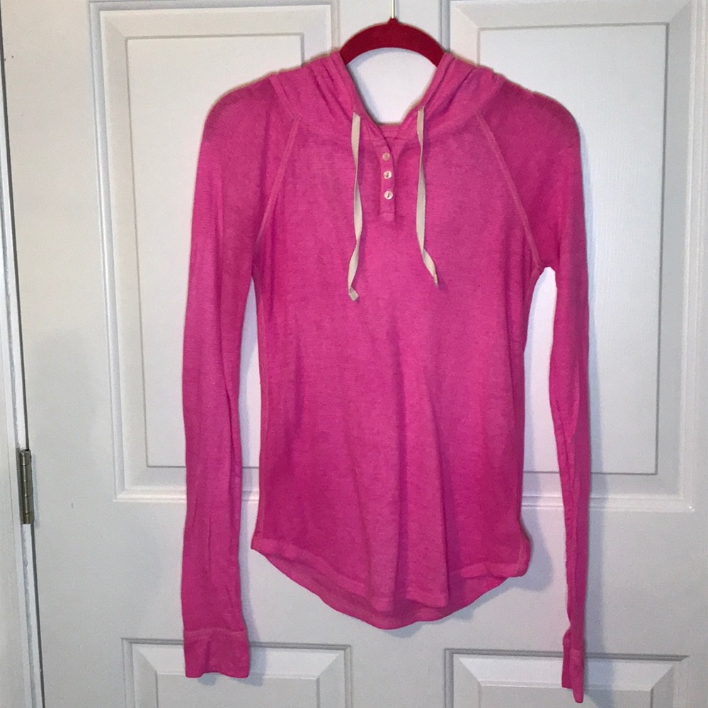 Breathable pink hooded shirt